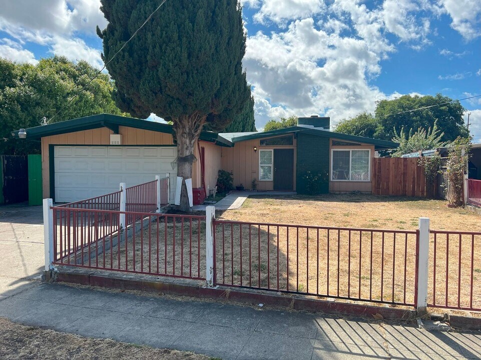 1230 Rieger Ave in Hayward, CA - Building Photo