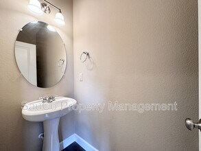 4017 SE Lone Oak St in Hillsboro, OR - Building Photo - Building Photo