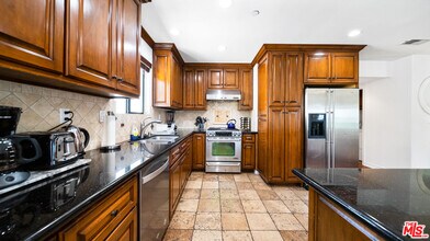1146 Hacienda Pl in West Hollywood, CA - Building Photo - Building Photo