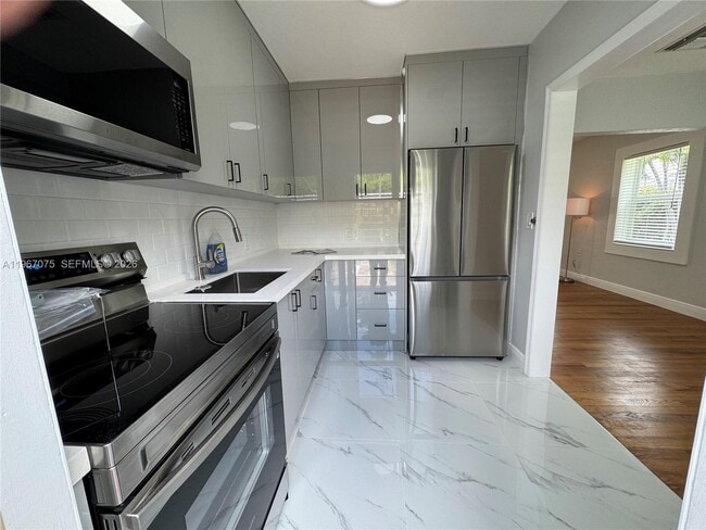 51 Montilla Ave in Coral Gables, FL - Foto de edificio - Building Photo