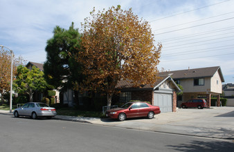 13932-13952 Iowa St in Westminster, CA - Foto de edificio - Building Photo