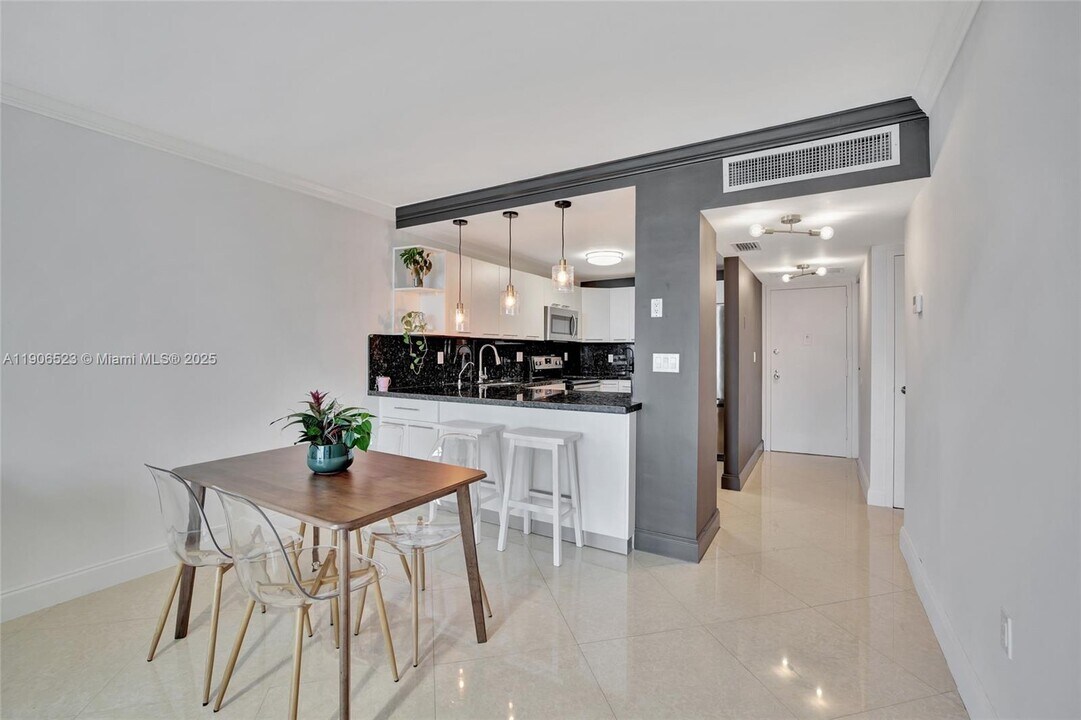 3375 N Country Club Dr in Miami, FL - Building Photo