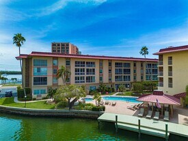 105 Island Way in Clearwater, FL - Building Photo