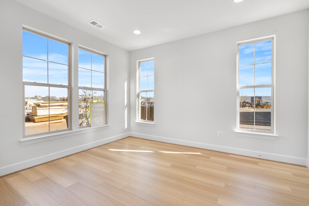 20677 Williamsport Pl in Ashburn, VA - Building Photo