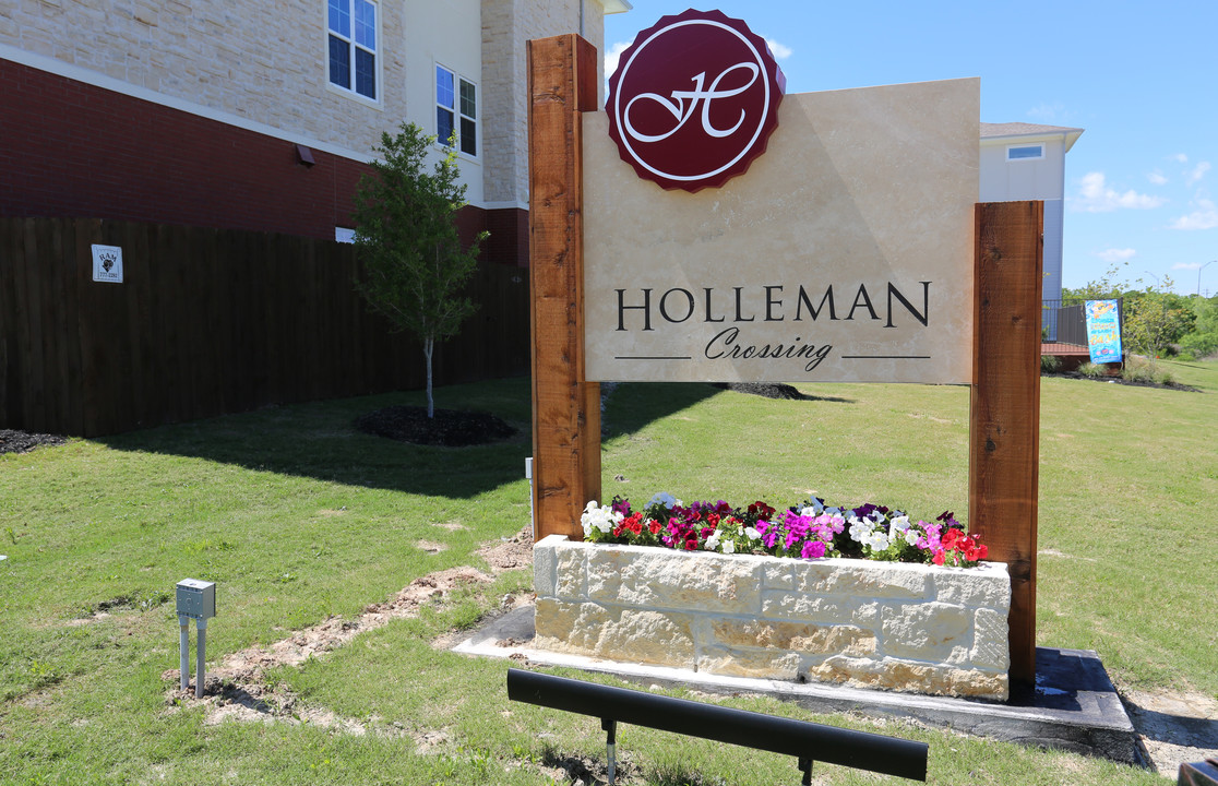 Holleman Crossing Apartments in College Station, TX - Building Photo