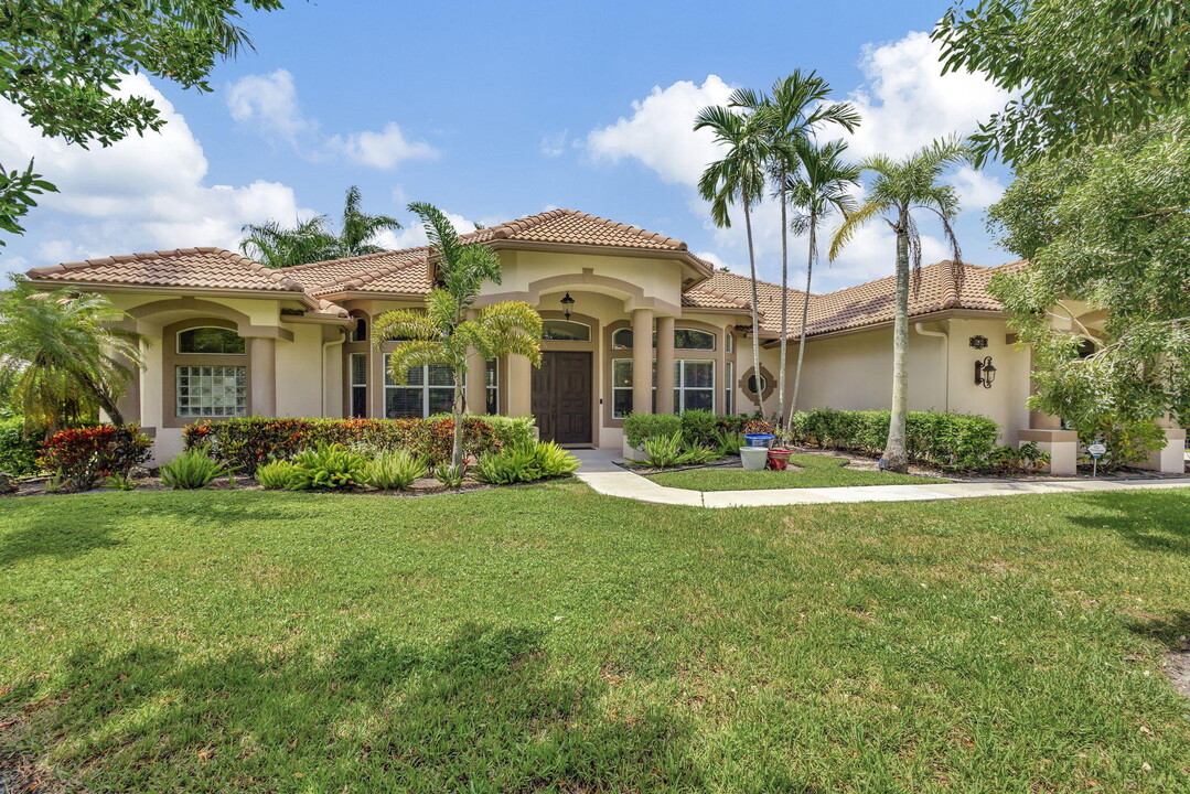 15830 Meadow Wood Dr in Wellington, FL - Building Photo