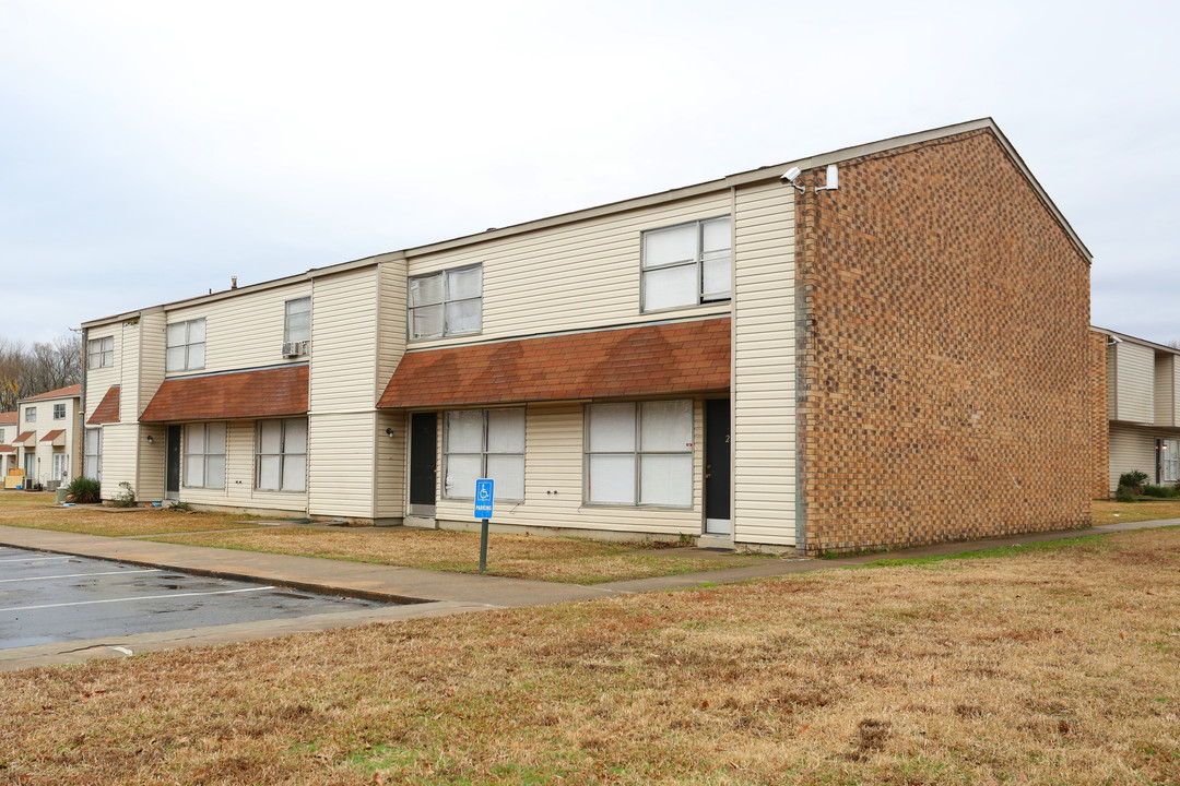 Willow Bend I and II Apartments in Jacksonville, AR - Building Photo