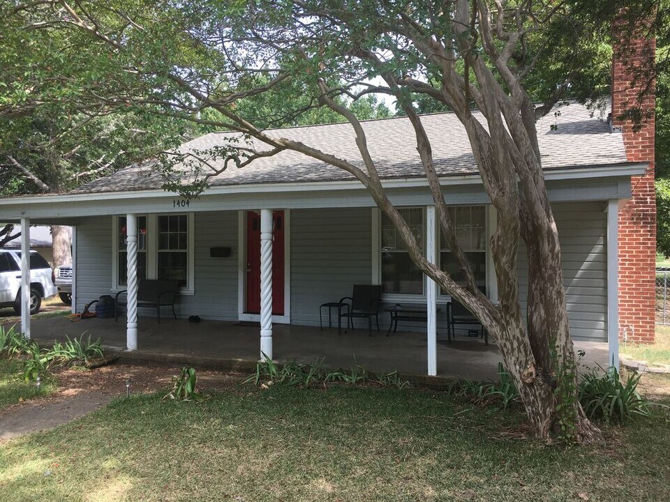 1404 N Rockwall St in Terrell, TX - Building Photo