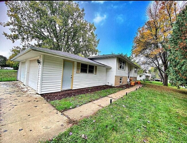 property at 1325 Fox River Dr
