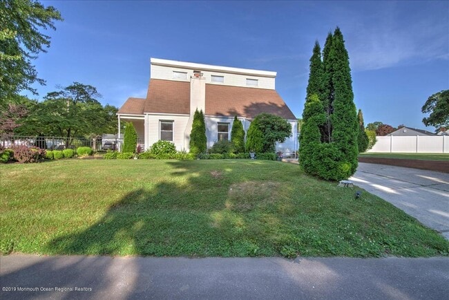 24 Mt Dr in West Long Branch, NJ - Building Photo - Building Photo