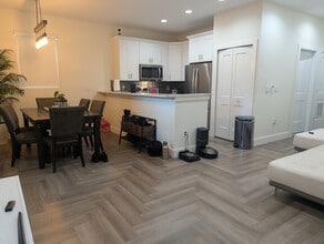 8217 N Brooks St in Tampa, FL - Foto de edificio - Building Photo