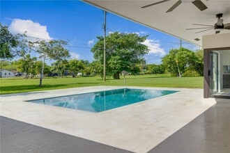 8000 SW 139th Ter in Palmetto Bay, FL - Foto de edificio - Building Photo