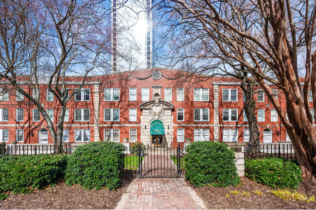 2840 Peachtree Rd NW in Atlanta, GA - Foto de edificio - Building Photo