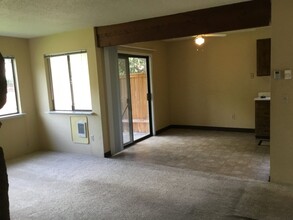 2103-2105-2105 SW Wright Ct in Troutdale, OR - Building Photo - Building Photo