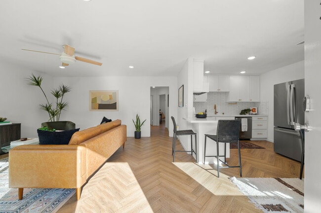 345 Wisconsin Ave, Unit 306 in Long Beach, CA - Building Photo - Building Photo