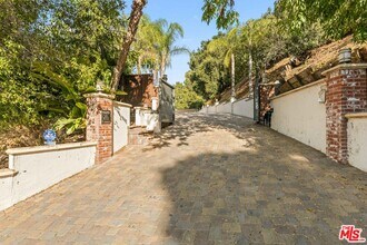 3200 Oakley Dr in Los Angeles, CA - Building Photo - Building Photo