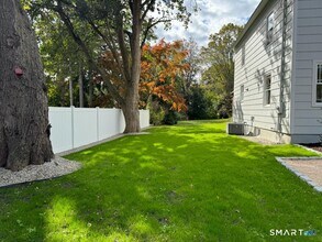 429 Round Hill Rd in Fairfield, CT - Building Photo - Building Photo