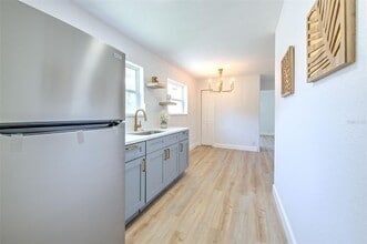 2002 E Hanna Ave in Tampa, FL - Building Photo - Building Photo