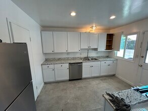 299 Robinhood Ln in Costa Mesa, CA - Foto de edificio - Building Photo