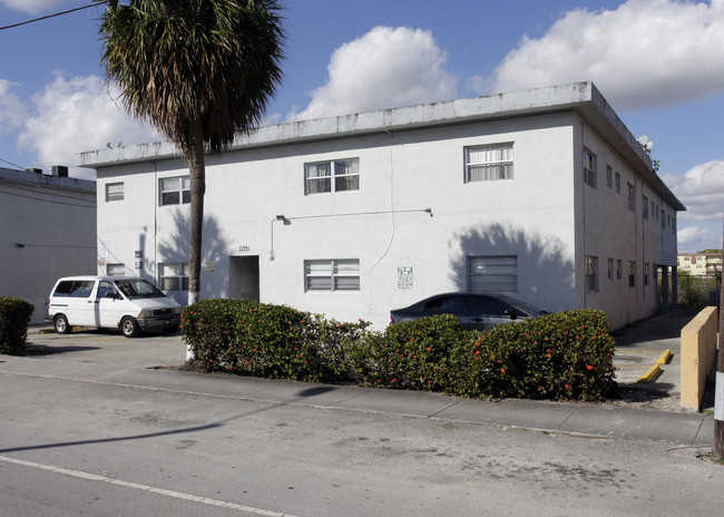 1099 W 71st St in Hialeah, FL - Foto de edificio - Building Photo