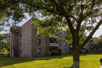 Woodview Apartments in Gurnee, IL - Foto de edificio - Building Photo