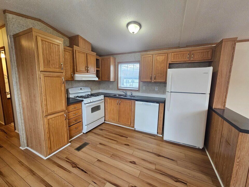 202 Elm Ln in Frankfort, NY - Building Photo