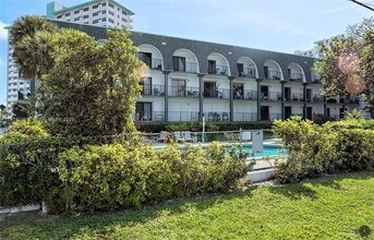 4013 N Ocean Dr in Lauderdale-by-the-Sea, FL - Foto de edificio - Building Photo