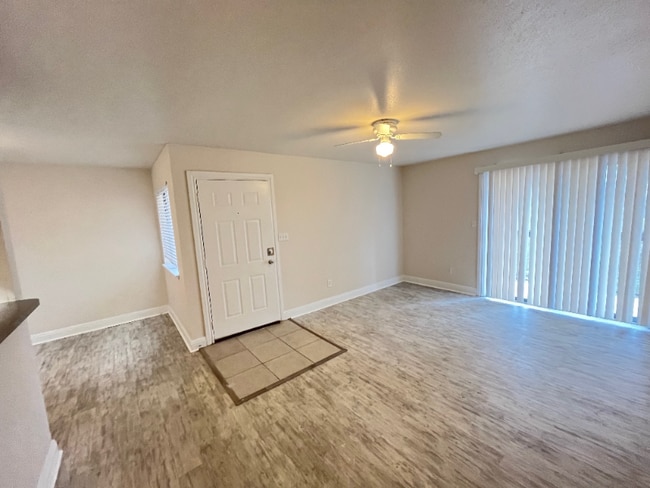 2885 Winkler Ave in Ft. Myers, FL - Building Photo - Building Photo