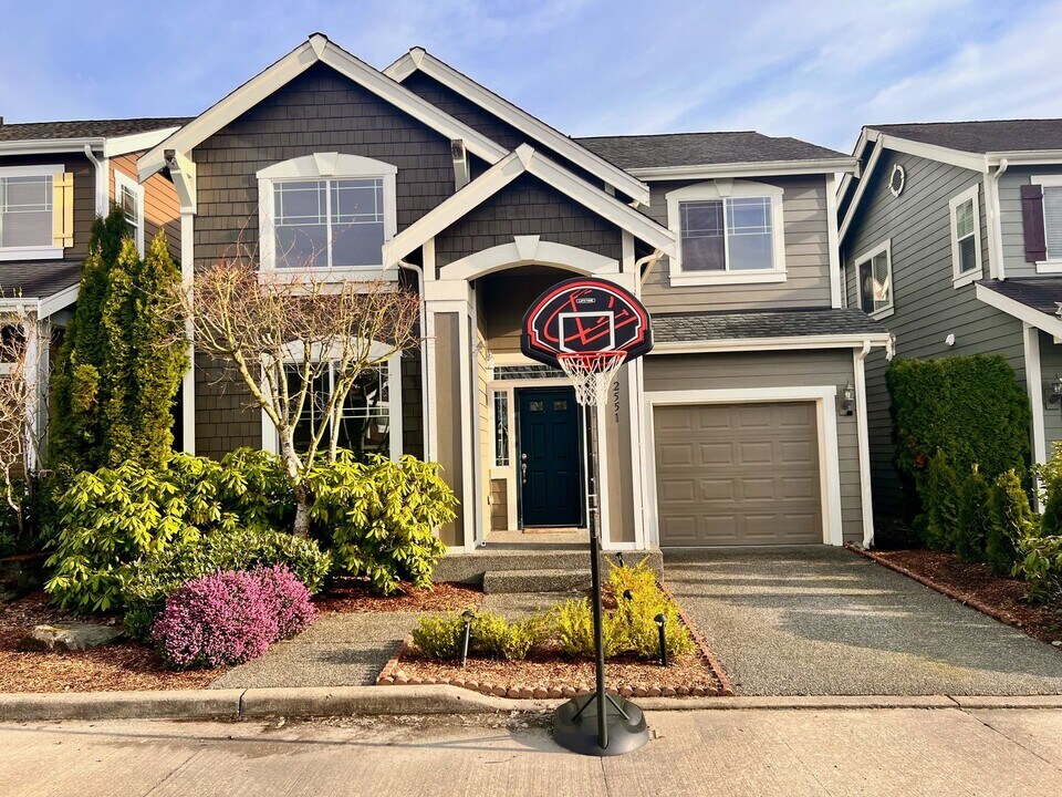 2551 NE Kensington Ct in Issaquah, WA - Building Photo