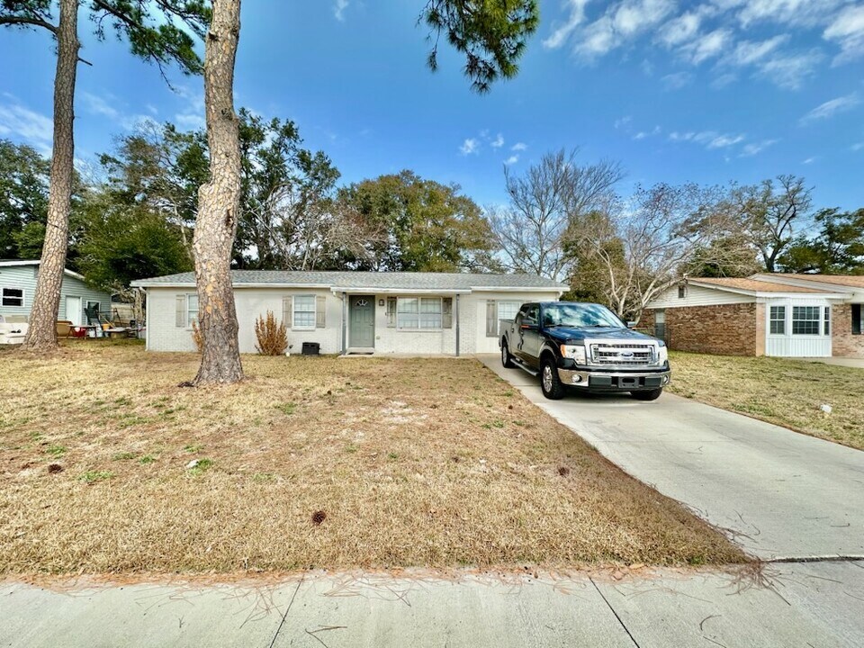 27 North St in Mary Esther, FL - Building Photo