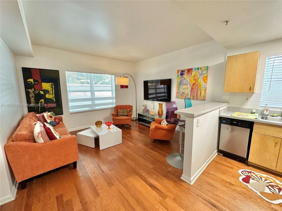 1542 Drexel Ave in Miami Beach, FL - Building Photo