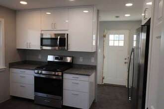 2022 E Saratoga St in Ferndale, MI - Foto de edificio - Building Photo