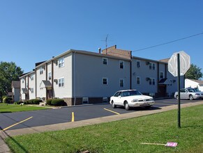 554 Churchill Rd in Girard, OH - Foto de edificio - Building Photo