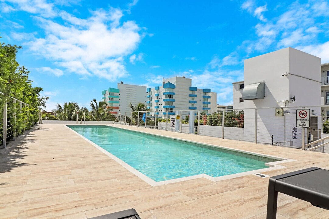 250 Collins Ave in Miami Beach, FL - Foto de edificio