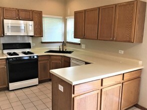 994 Haywood Dr in Round Lake, IL - Foto de edificio - Building Photo