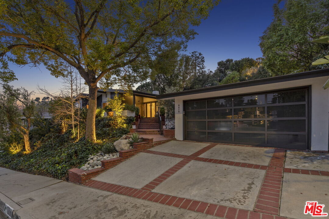 8670 Allenwood Rd in Los Angeles, CA - Building Photo