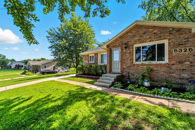 5327 Jennifer Dr in Pleasant Hill, IA - Building Photo - Building Photo