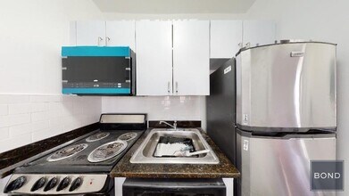 160 W 73rd St in New York, NY - Building Photo - Building Photo