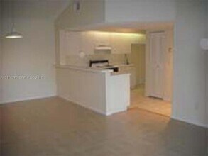 18810 NW 57th Ave, Unit 306 in Hialeah, FL - Foto de edificio - Building Photo