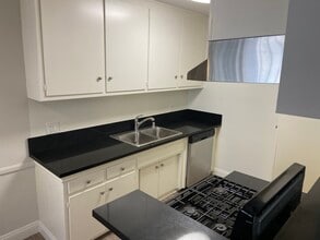 14924 Dickens St in Sherman Oaks, CA - Building Photo - Building Photo