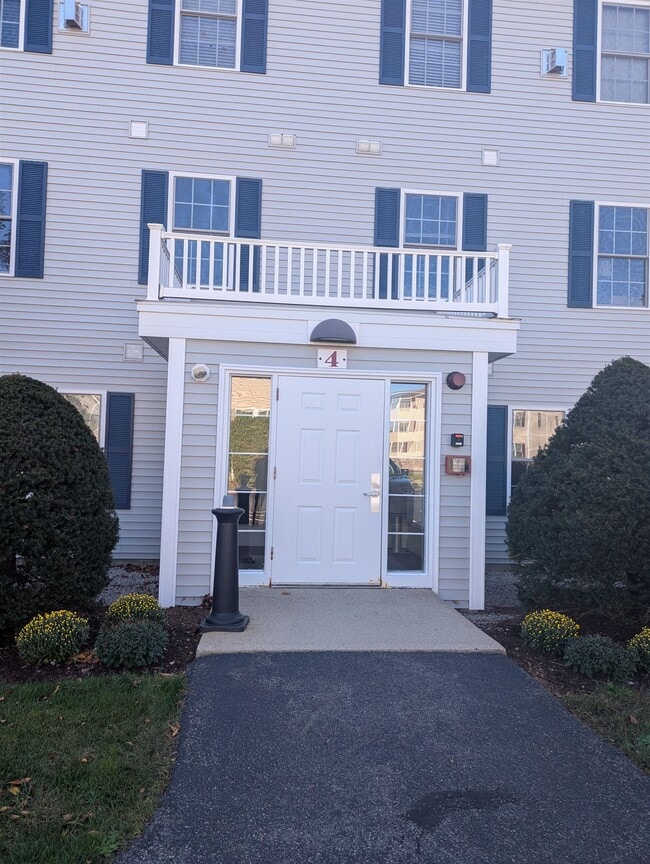 4 Crestview Cir in Londonderry, NH - Building Photo - Building Photo