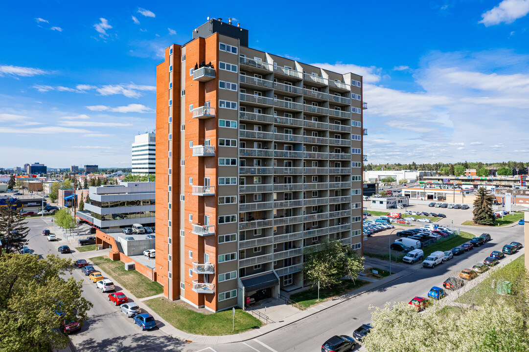 Chinook House in Calgary, AB - Building Photo