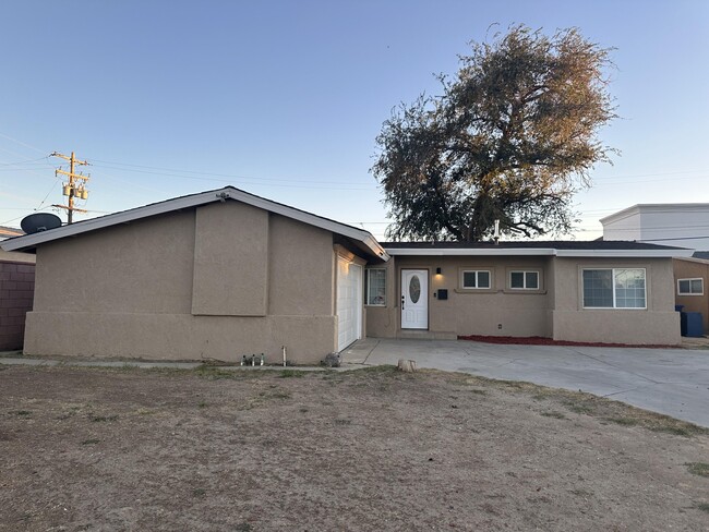 1016 Ave J 14 in Lancaster, CA - Building Photo - Building Photo