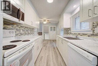 310 Magnolia Dr in Hamilton, ON - Building Photo - Building Photo