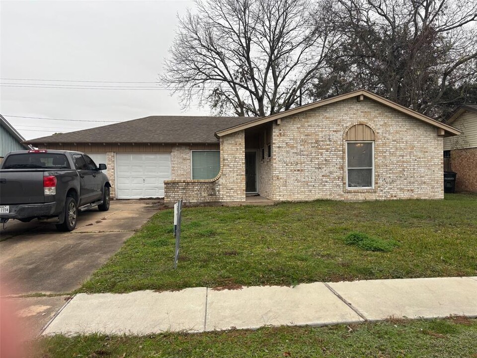 9927 Old Orchard Rd in La Porte, TX - Building Photo