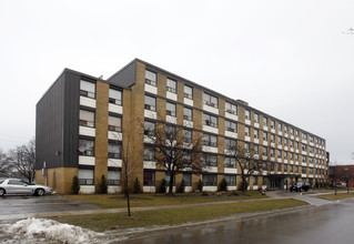 Poplar Plains Apartments in Brampton, ON - Building Photo - Building Photo