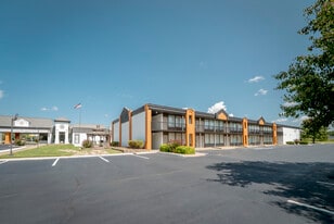 The Dels - Pittsburg in Pittsburg, KS - Building Photo