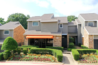 Waterchase Gardens: Charming Townhomes in ... in Fort Worth, TX - Foto de edificio - Building Photo