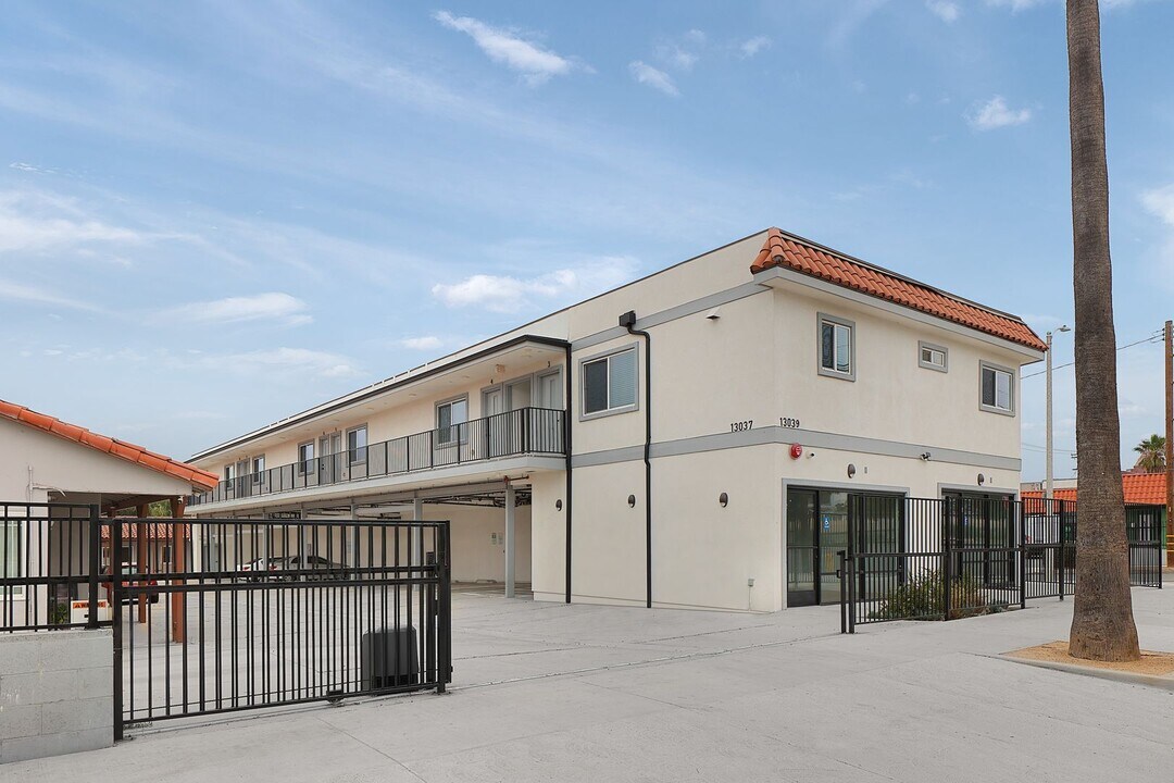 13035 San Fernando Rd in Los Angeles, CA - Building Photo