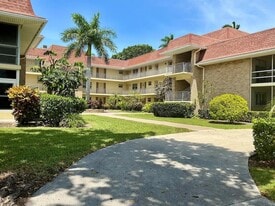 5580 Tamberlane Cir, Unit 339 in Palm Beach Gardens, FL - Building Photo